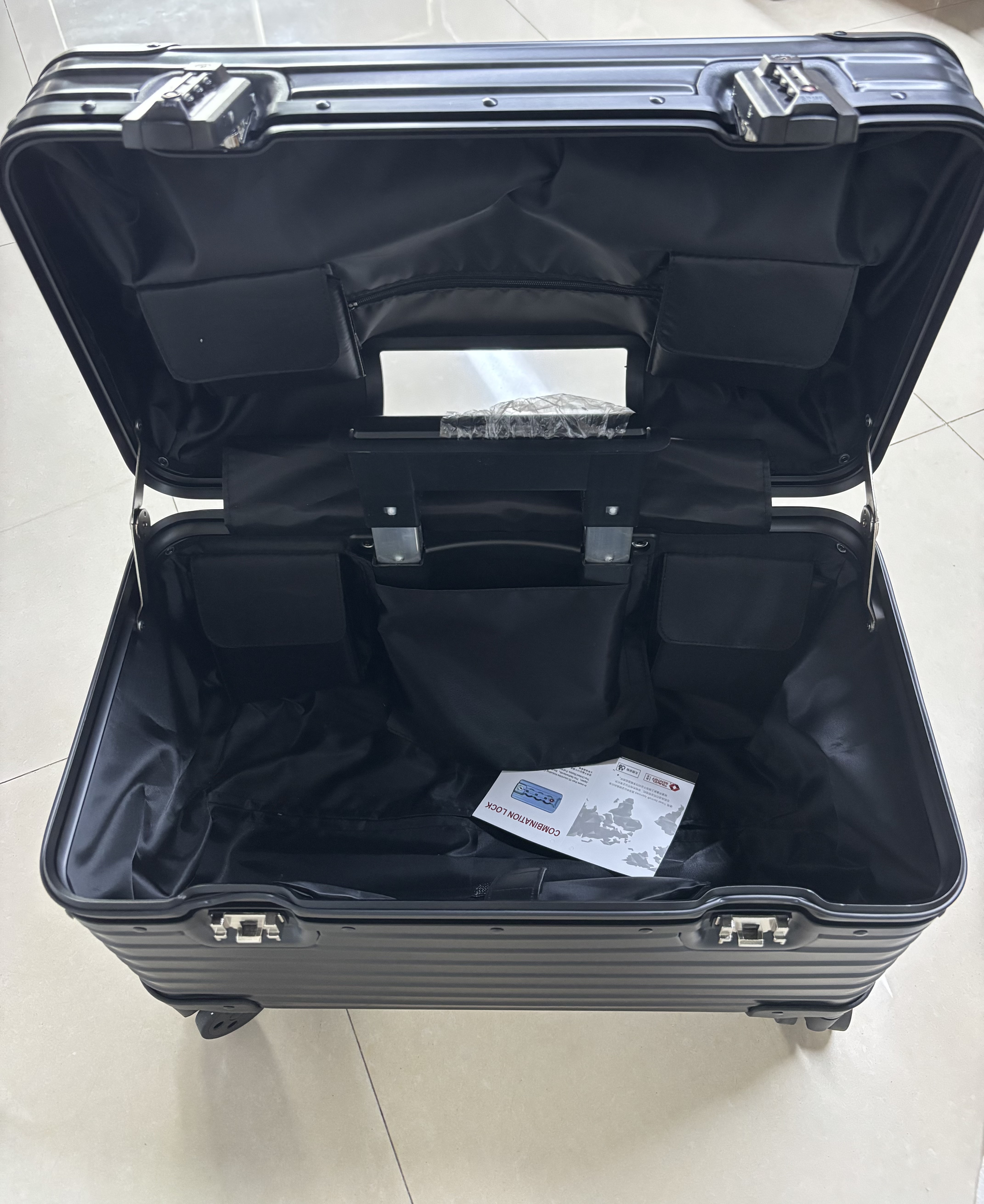 Valisă tare de 18 inci din aliaj de magneziu-aluminiu pentru călătorii în aer liber